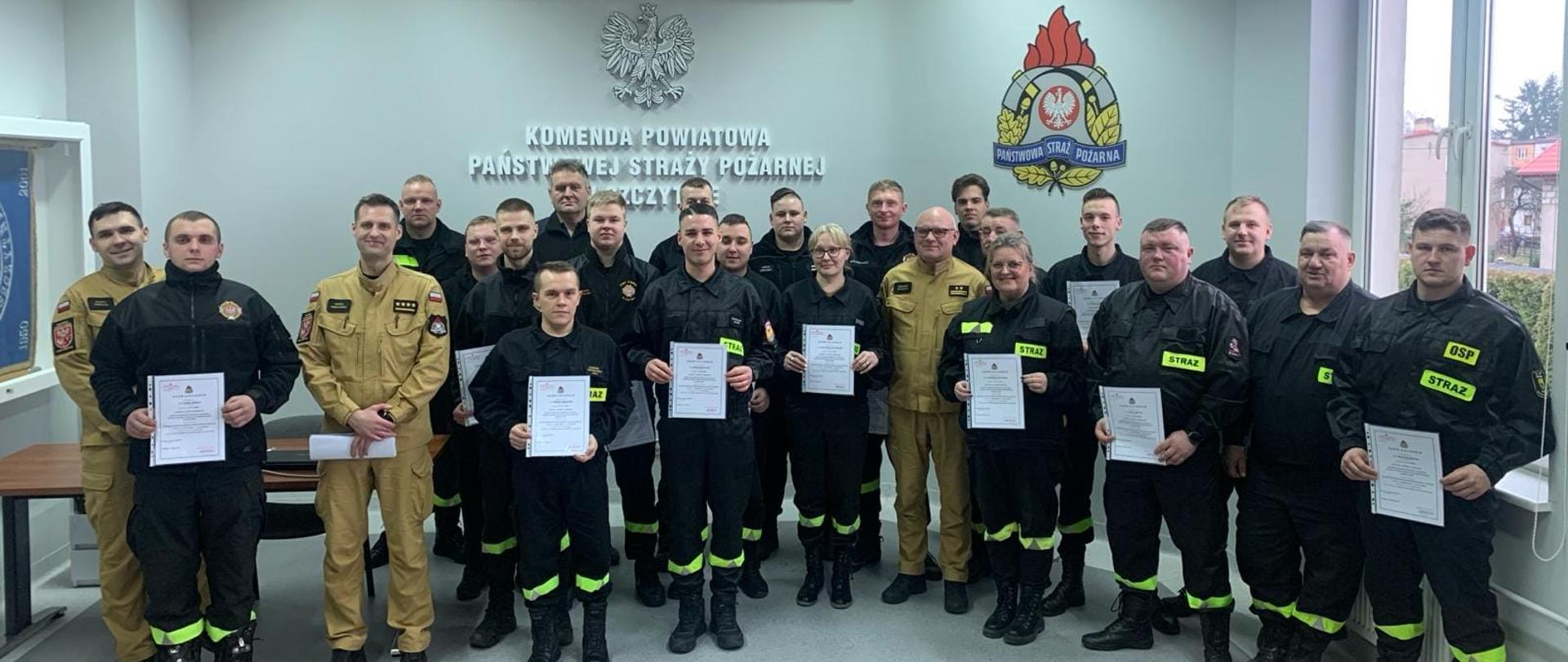Na zdjęciu kadra wraz z absolwentami szkolenia dowódców OSP w sali konferencyjne KP PSP w Szczytnie