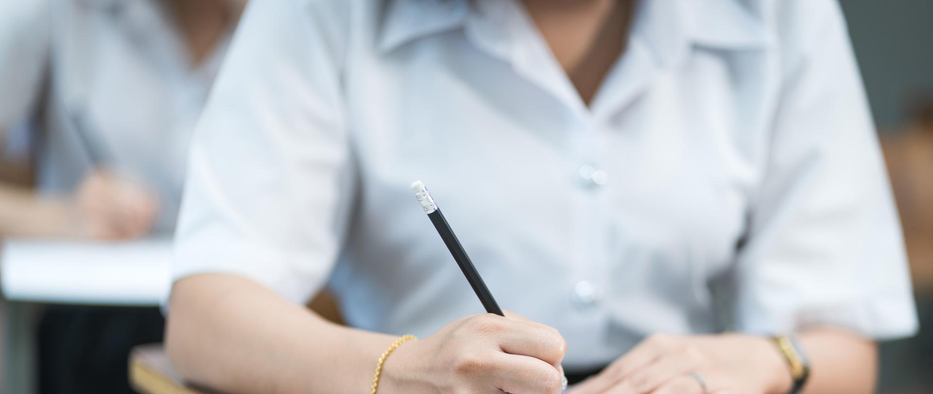 Kobieta pisząca egzamin