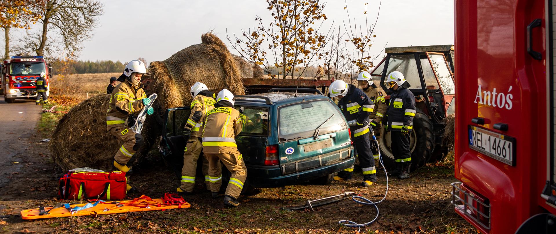 Zdjęcie przedstawia strażaków podczas ćwiczeń, na zdjęciu widać strażaków oraz wrak pojazdu, w którym znajdują się pozoranci