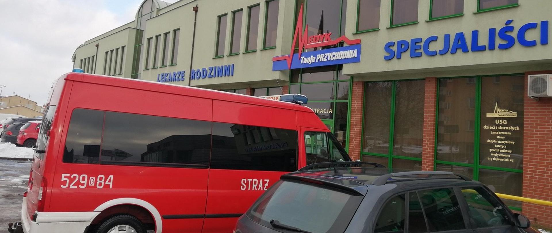 Foto przedstawia strażaków OSP podczas prowadzenia akcji informacyjnej i rozwożenia ulotek