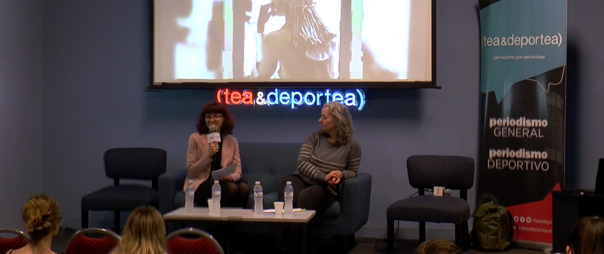 dos mujeres sentadas