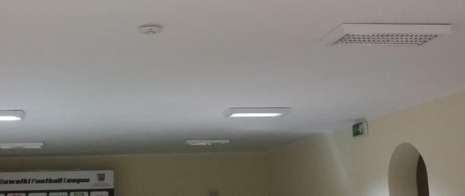 Zdjęcie obrazuje czujkę pod na suficie