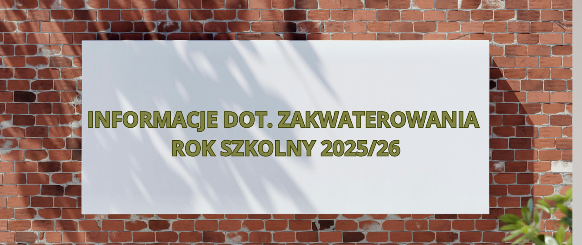 Baner informacyjny, biała tablica zawieszona na ścianie ceglastej z napisem Informacje dot. zakwaterowania Rok szkolny 2025/26