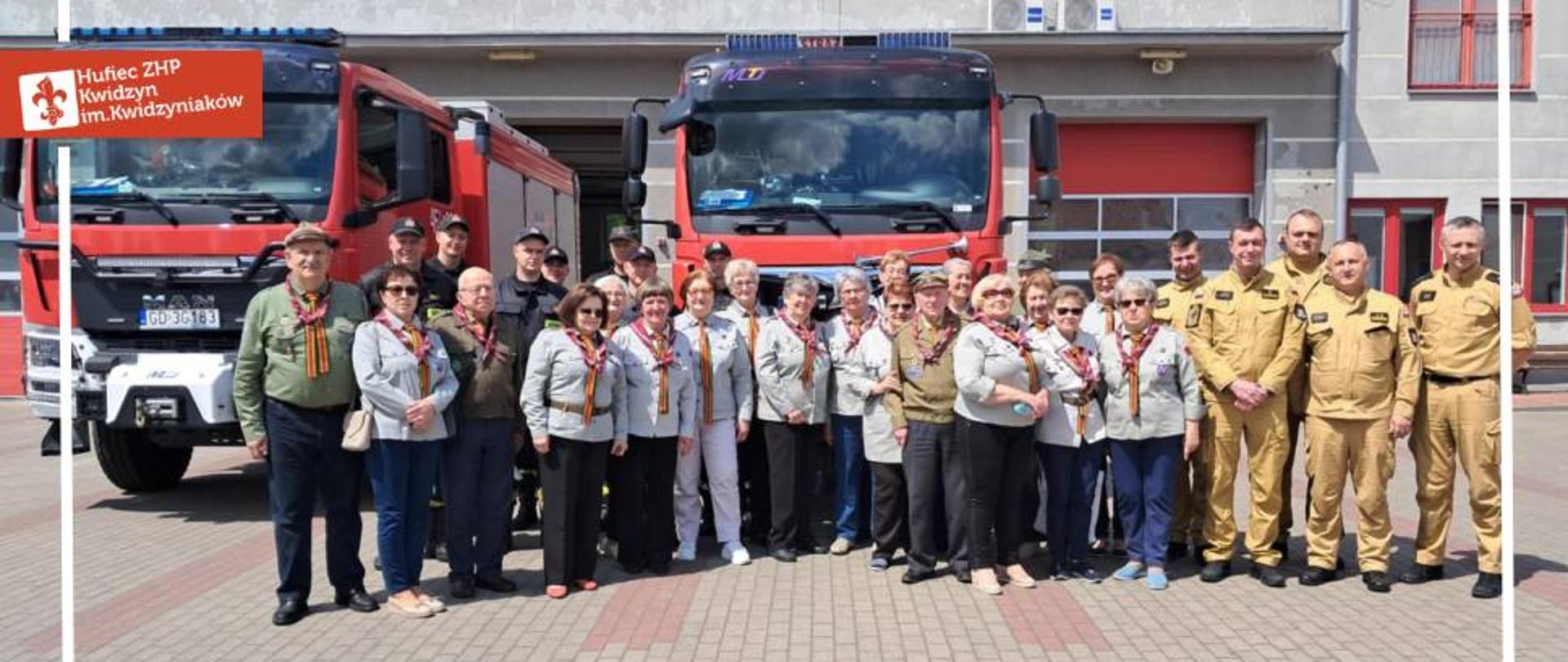 Harcerze i strażacy na grupowym zdjęciu przed Komendą PSP w Kwidzynie