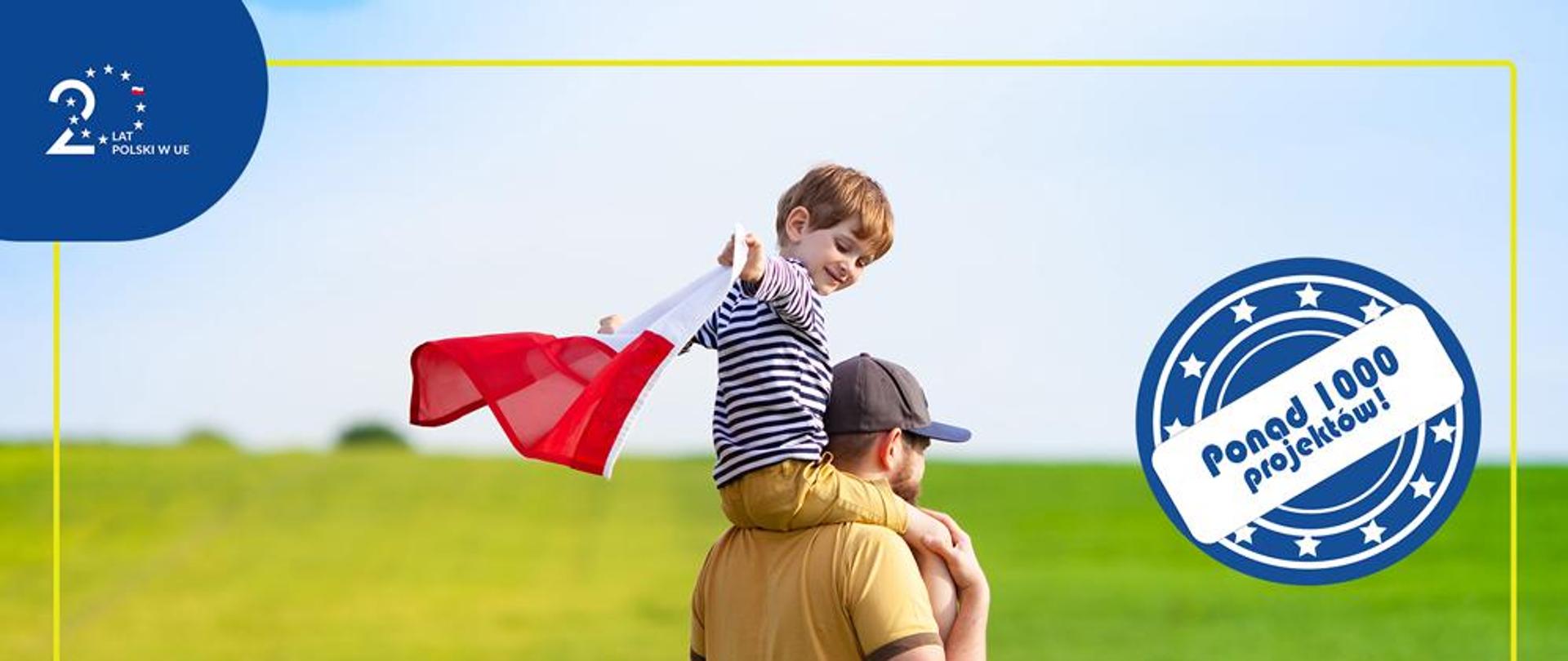 Mężczyzna trzyma na barkach małego chłopca. Chłopiec trzyma w rękach flagę Polski.
