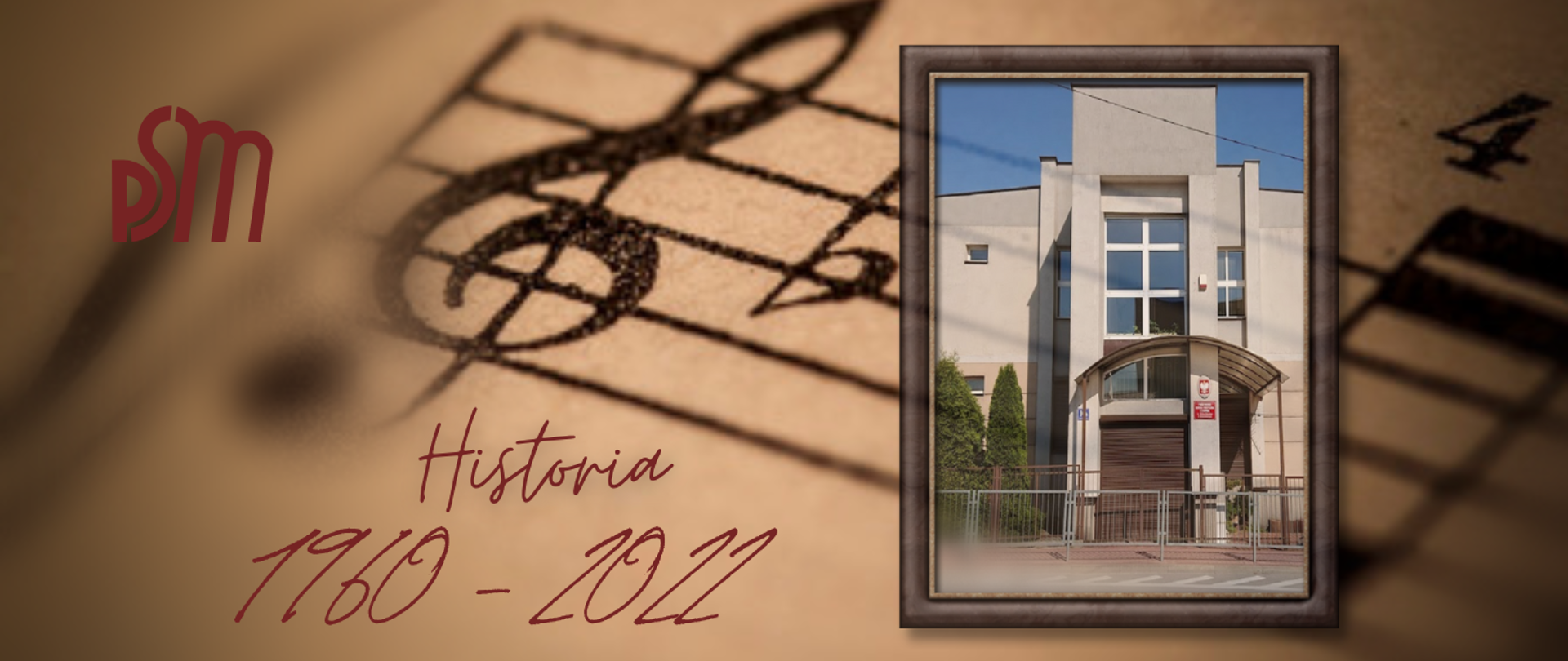 grafika- zdjęcie szkoły budynku głównego, beżowe tło na którym są nuty z kluczem wiolinowym , bordowy napis historia szkoły 1960-2022 , po lewej stronie logo bordowe PSM 