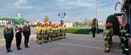 Na zdjęciu strażacy podczas uroczystej zmiany służby