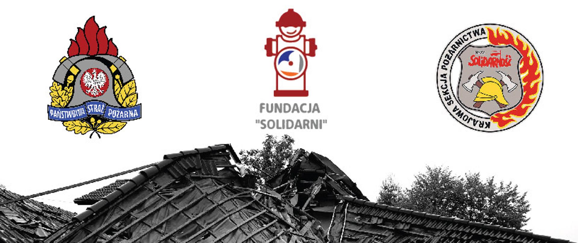 Na zdjęciu widoczne są logotypy Państwowej Straży Pożarnej, fundacji SOLIDARNI oraz Krajowej Sekcji Pożarnictwa - SOLIDARNOŚĆ. Loga umieszczone na górze zdjęcia. Pod spodem w odcieniach szarości stoi strażak na tle ruin domu, który został zniszczony po wybuchu gazu.