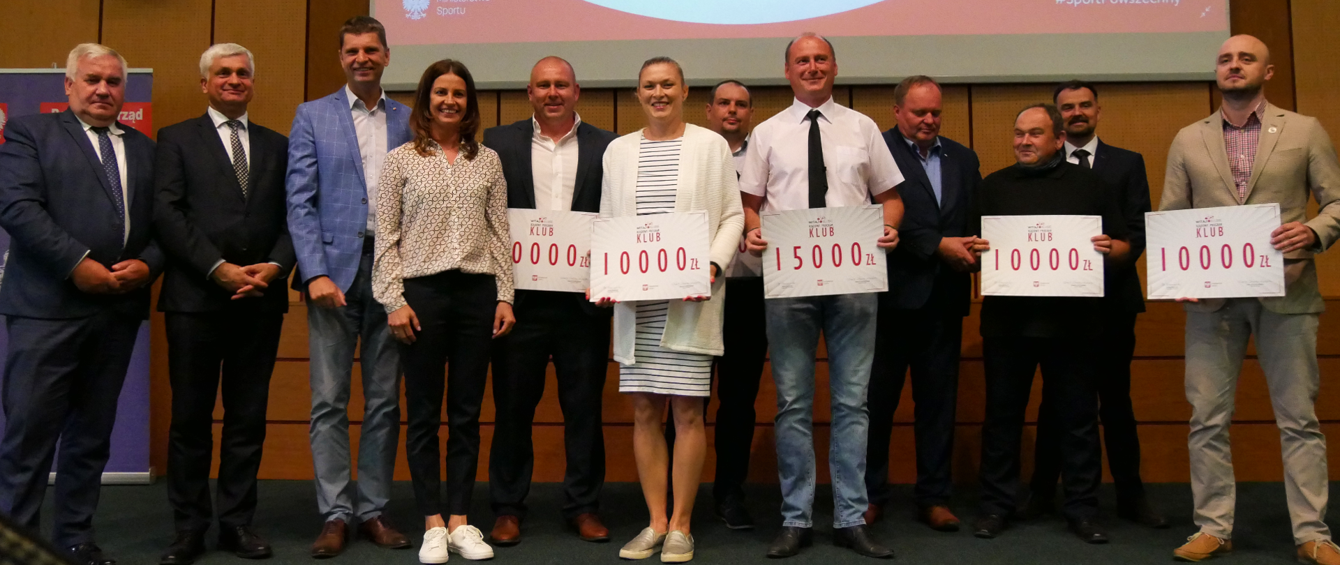 Wręczenie czeków przedstawicielom klubów sportowych