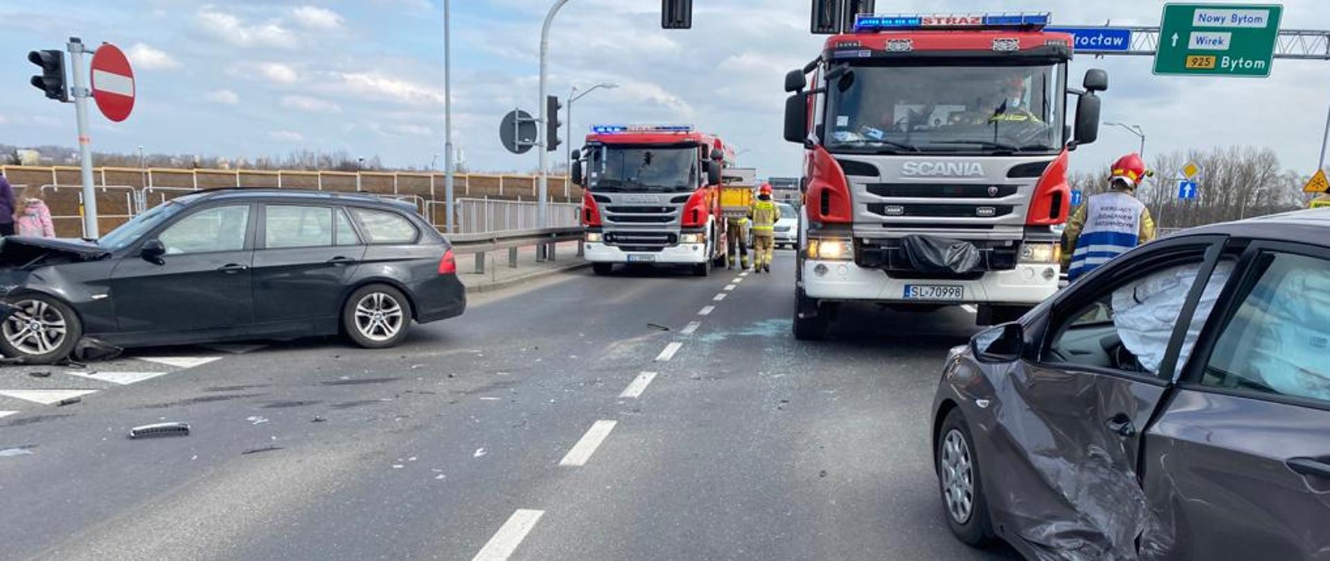 Na zdjęciu widać dwa samochody osobowe po kolizji oraz dwa pojazdy ratowniczo gaśnicze