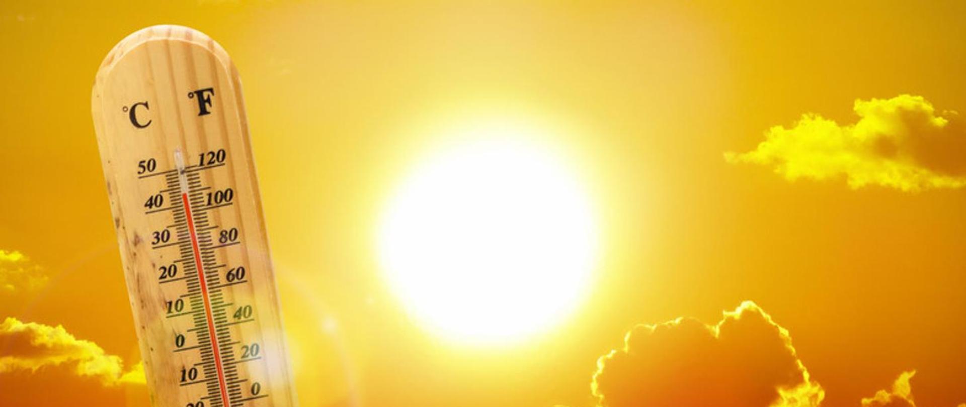 Zdjęcie przedstawia termometr ze wskazaną temperaturą 40 stopni Cejsjusza na tle rażącego słońca