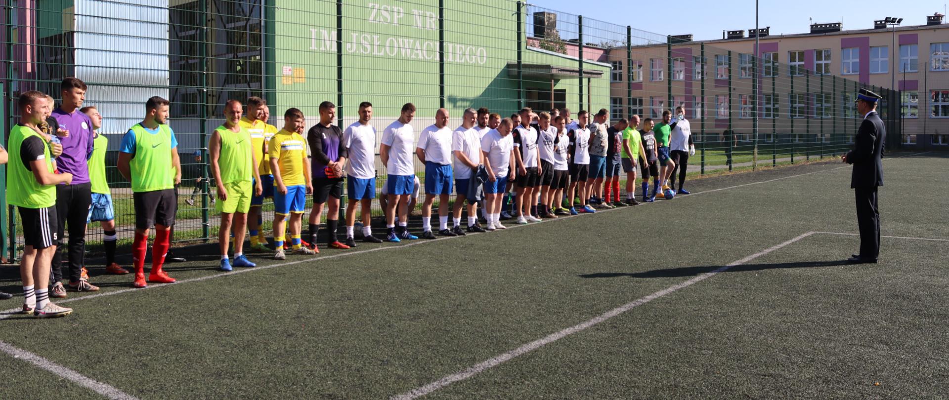 Na zdjęciu Komendant Powiatowy PSP w Myśliborzu przemawiający do zebranych na boisku piłkarzy.