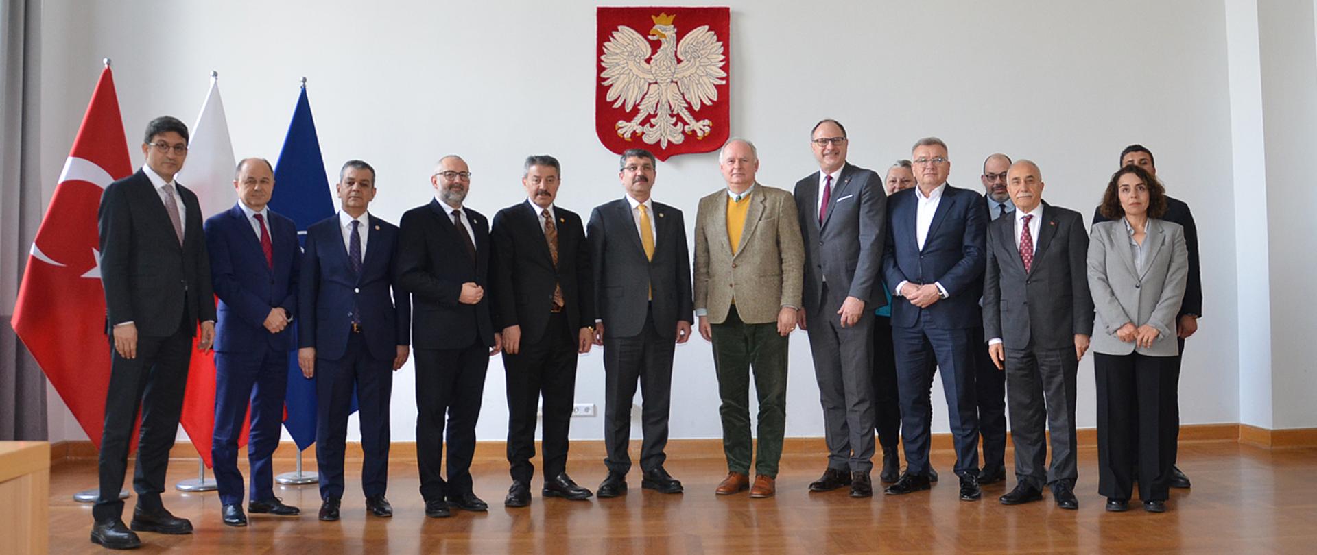 7 kwietnia 2025 roku w Warszawie odbyło się spotkanie sekretarza stanu w Ministerstwie Obrony Narodowej, Pawła Zalewskiego, z przewodniczącym Turecko-Polskiej Grupy Przyjaźni Wielkiego Zgromadzenia Narodowego Turcji, Ferhatem Nasıroğlu. Celem rozmów była pogłębiona współpraca między Polską a Turcją w zakresie polityki międzynarodowej, przemysłów zbrojeniowych oraz bezpieczeństwa regionalnego.
