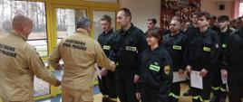 Słuchacze z jednostek OSP odbierają zaświadczenia 