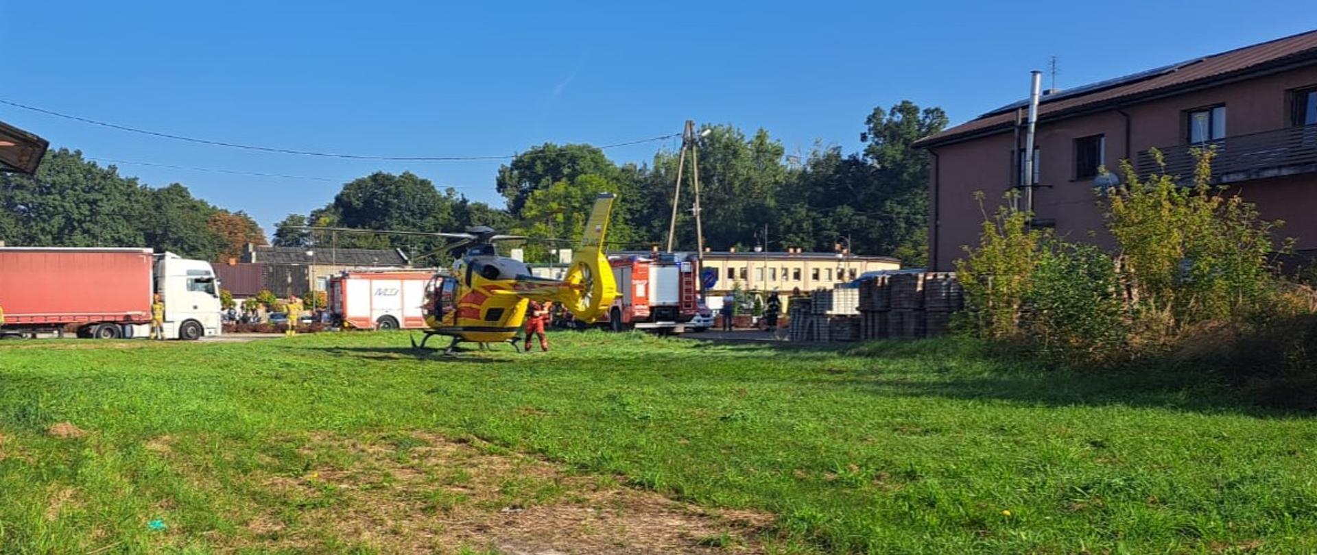 Potrącenie osoby. Miejscowość Ujazd. Zabezpieczenie lądowiska dla LPR.