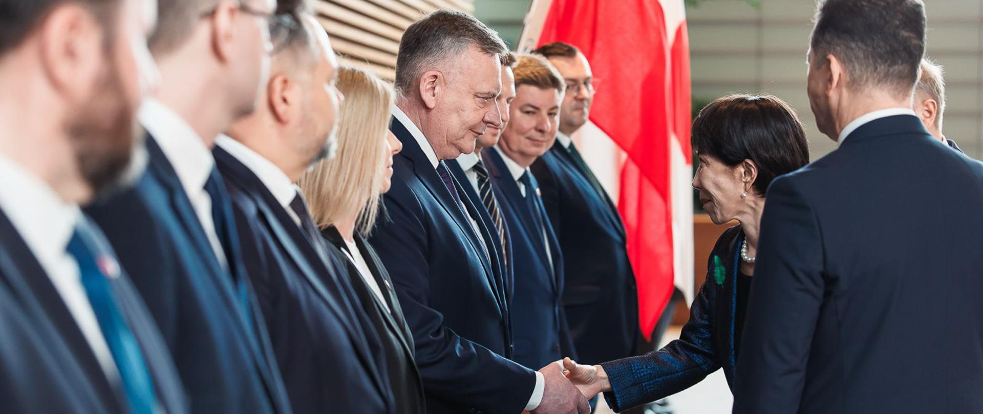 Delegacja Rzeczypospolitej Polskiej pod przewodnictwem Prezesa Rady Ministrów Donalda Tuska powróciła z wizyty w Azji Wschodniej, obejmującej Republikę Korei oraz Japonię. W skład delegacji wchodził wiceminister Paweł Bejda, który odpowiadał za wątek obronny rozmów i aktywnie uczestniczył w spotkaniach z partnerami zagranicznymi.
