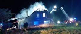 Zdjęcie przedstawia palący się dom w Troszkach
