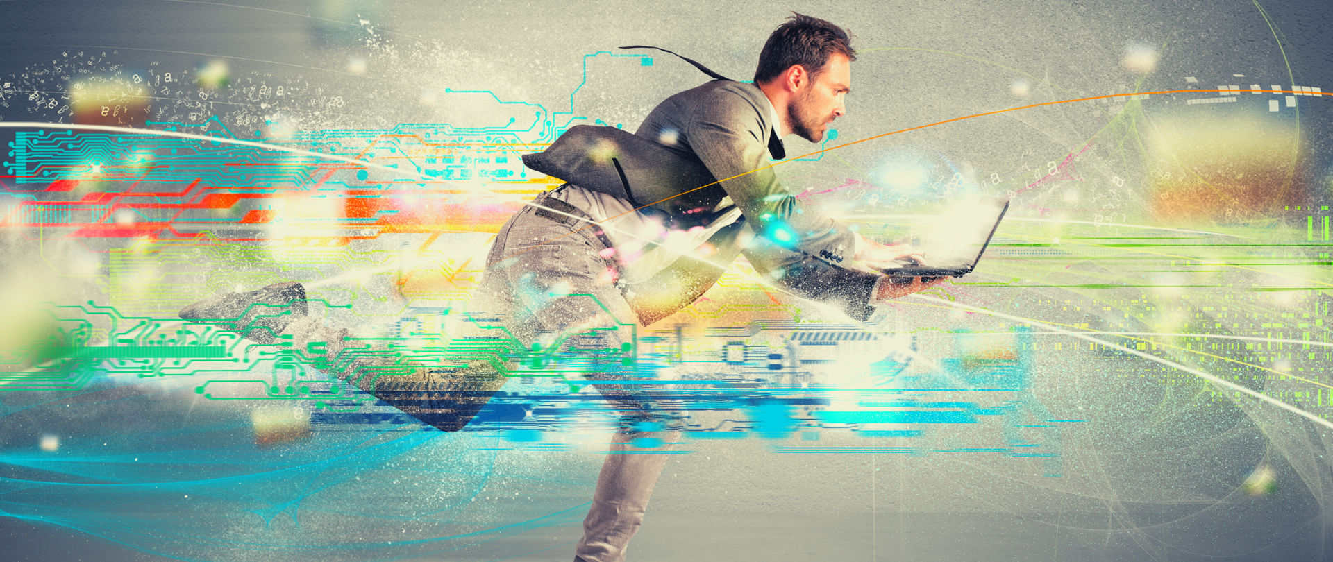 Biegnący (spieszący się) mężczyzna z otwartym laptopem w rękach. W tle i na pierwszym planie kolorowe linie i symbole związane z szybkim internetem, siecią, połączeniem.