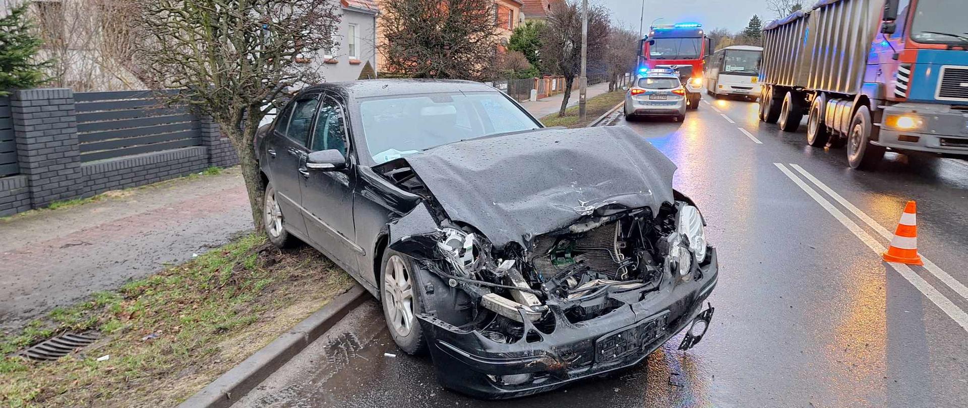Na zdjęciu widać trzeci samochód osobowy po zderzeniu czołowym który wypadł poza pas jezdni