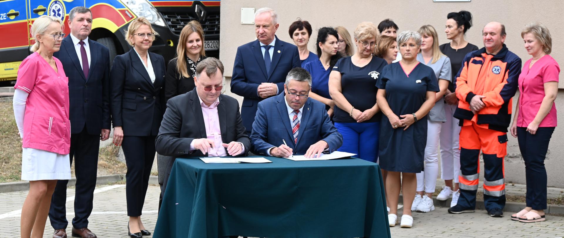 Artur Michalski, zastępca prezesa NFOŚiGW podczas podpisywania umowy.