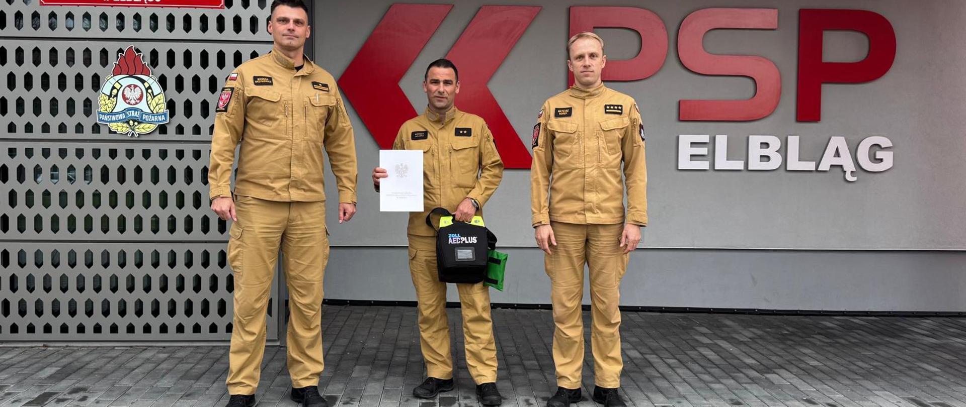 Strażak po wyróżnieniu za postawę. 