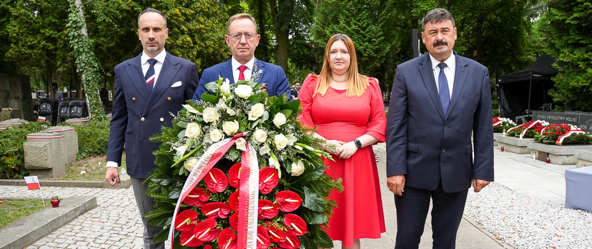 Od lewej wiceminister Janusz Kowalski minister Robert Telus i wiceministrowie Anna Gembicka i Ryszard Bartosik (fot. MRiW)