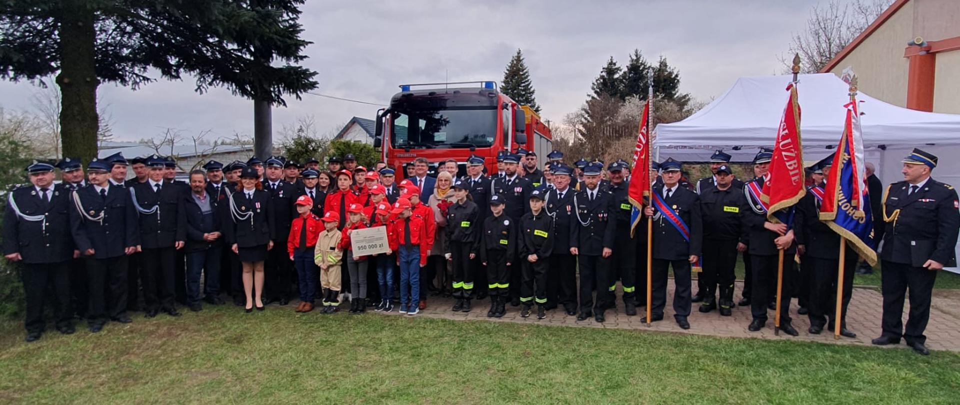 Przekazanie średniego samochodu ratowniczo – gaśniczego dla jednostki Ochotniczej Straży Pożarnej w Karolinowie oraz wręczenia promesy na zakup nowego samochodu dla OSP Latonice