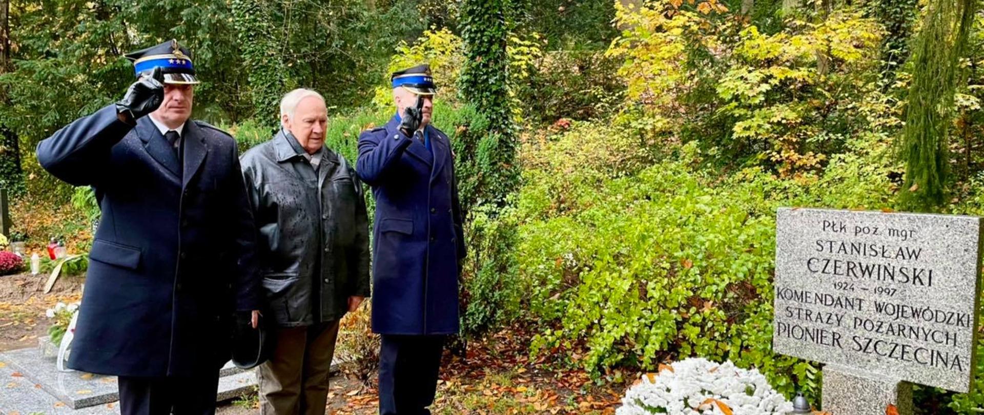  st. bryg. Jarosław Tomczyk –Zachodniopomorski Komendant Wojewódzki Państwowej Straży Pożarnej wraz z
st. bryg. Kazimierzem Lesiszem – Komendantem Miejskim PSP w Szczecinie i Albinem Piątkowskim – Prezesem Zarządu Wojewódzkiego Związku Emerytów i Rencistów Pożarnictwa RP przy grobie ppłk poż. Stanisława Czerwieńskiego - Komendanta Wojewódzkiego Straży Pożarnych i Pioniera Szczecina