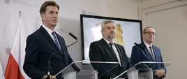 Od lewej wiceminister Romanowski, minister Ardanowski oraz wiceminister Bogucki