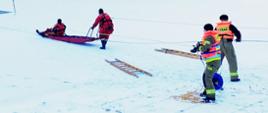 Na zdjęciu strażacy nad siedleckim Zalewem ćwiczący na wypadek ratowania osób tonących po załamaniu się tafli lodowej.