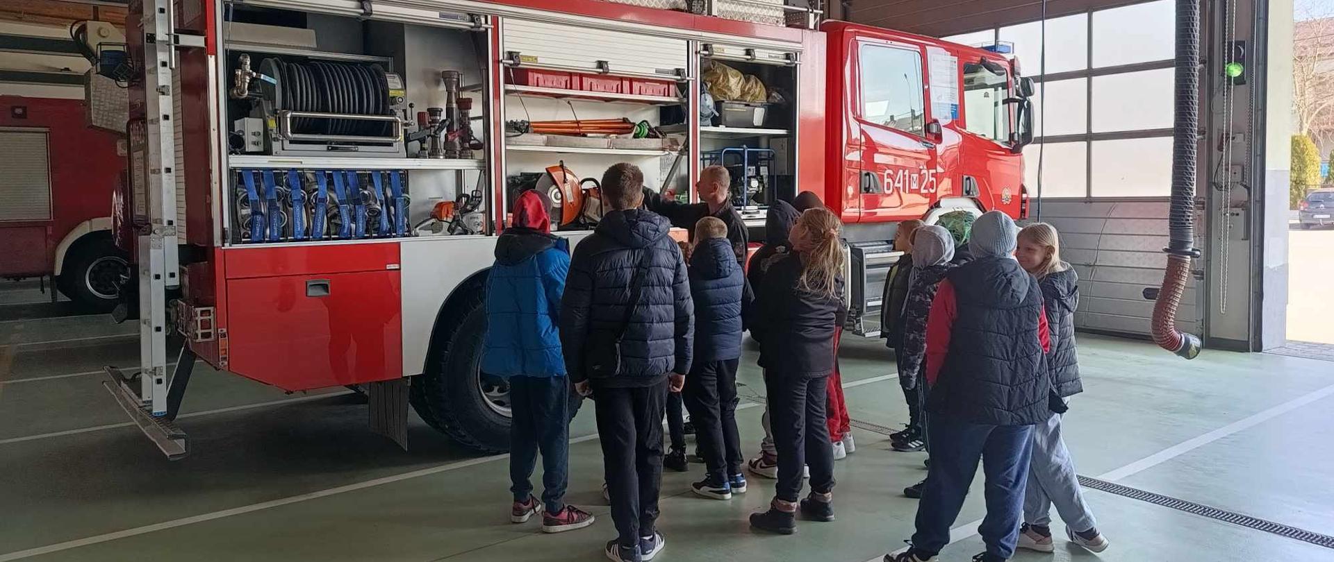 Wizyta w ramach akcji „Odwiedź strażnicę i salę edukacyjną typu „Ognik” w KP PSP w Sokołowie Podlaskim 11.03.2024 r. - na zdjęciu druhowie i druhny z Młodzieżowej Drużyny Pożarniczej Jabłonna Lacka zwiedzają budynek KP PSP
