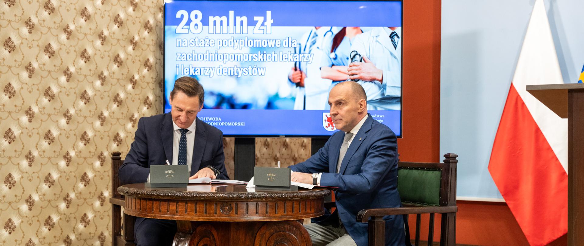 marszałek województwa i wojewoda podpisują umowę 