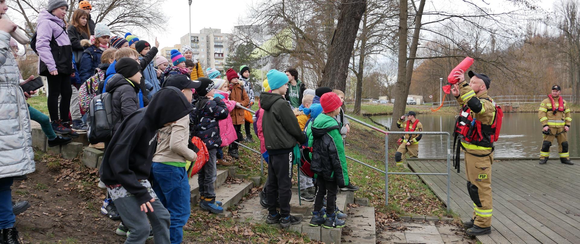 "Bezpieczne Ferie 2024" nad zielonogórskim Wagmostawem