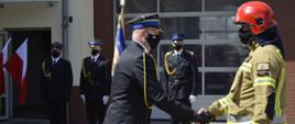 Zdjęcie przedstawia wręczenie strażakowi nominacji awansu w stopniu przez Komendanta Wojewódzkiego PSP w Szczecinie