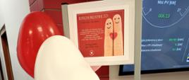 na zdjęciu stoisko z balonami w kształcie serca i materiałami edukacyjnymi na temat chorób nowotworowych i chorób zakaźnych przenoszonych drogą płciową
