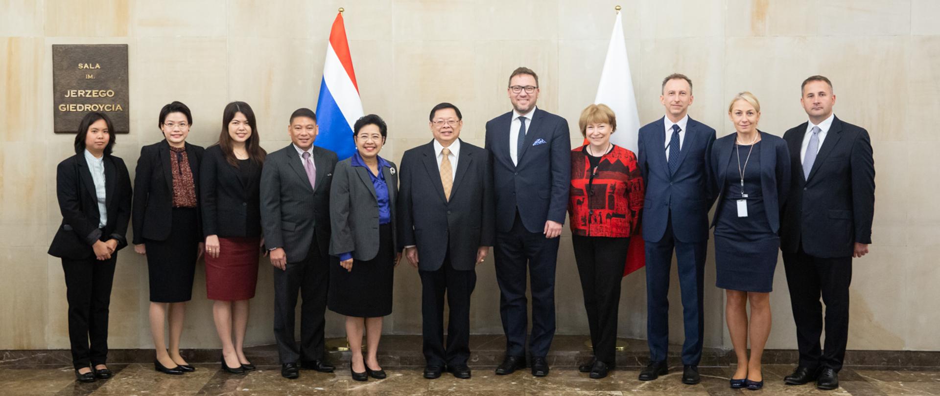 Zdjęcie przedstawiające wiceministra Cichockiego wraz z przedstawicielami rządu Tajlandii 
