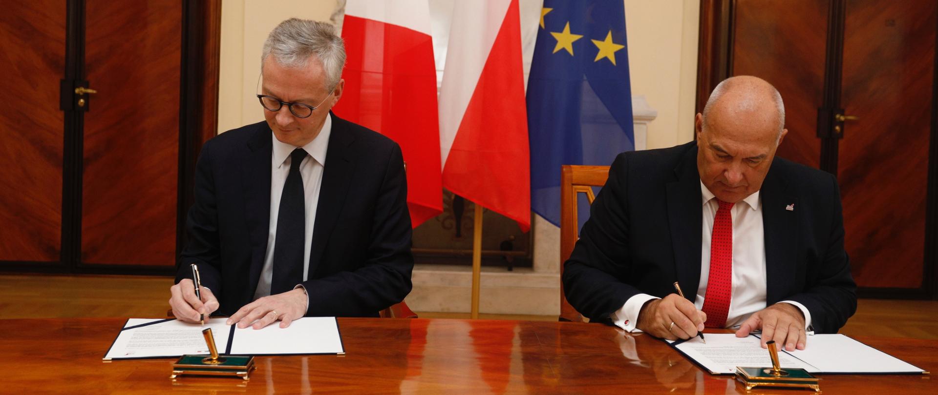 Minister Tadeusz Kościński, obok minister Bruno Le Maire, podpisują dokumenty