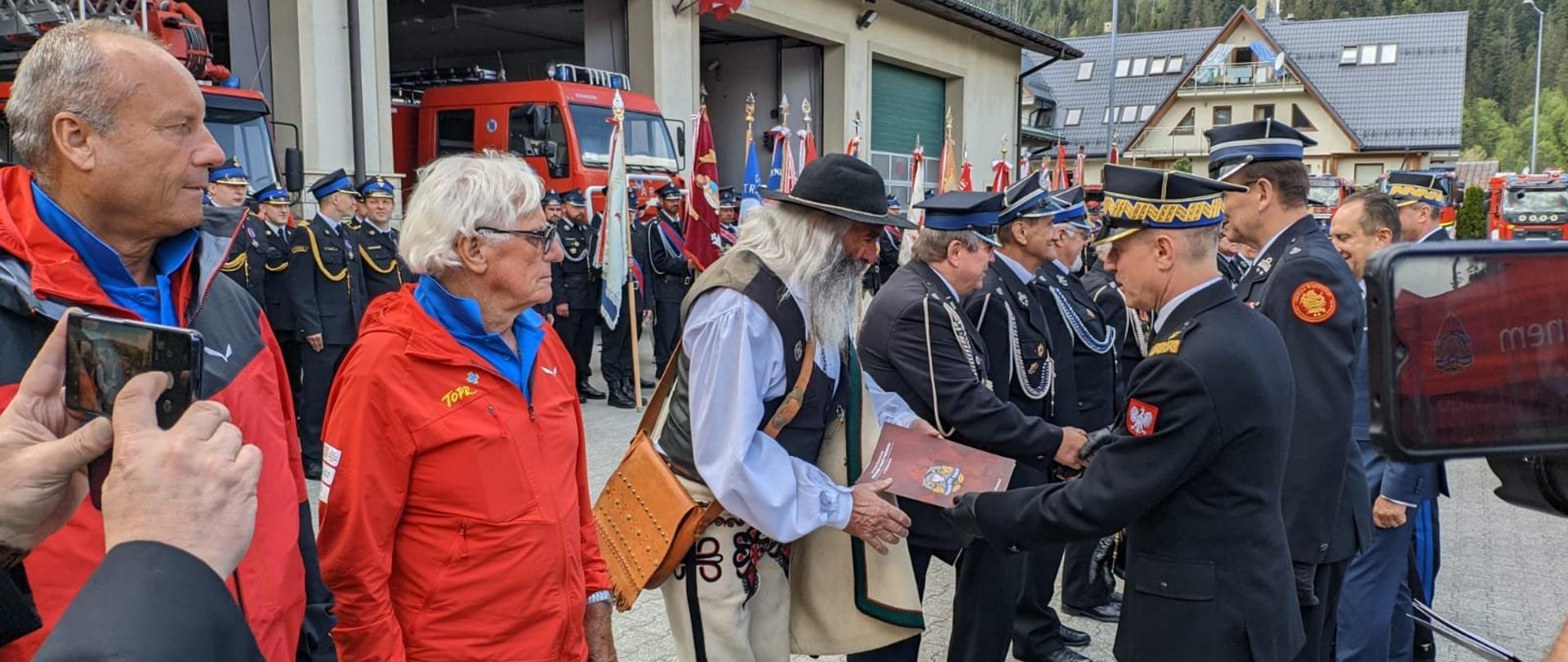 Komendant główny wręcza podziękowania zasłużonym strażakom OSP i innym wyróżnionym osobom 