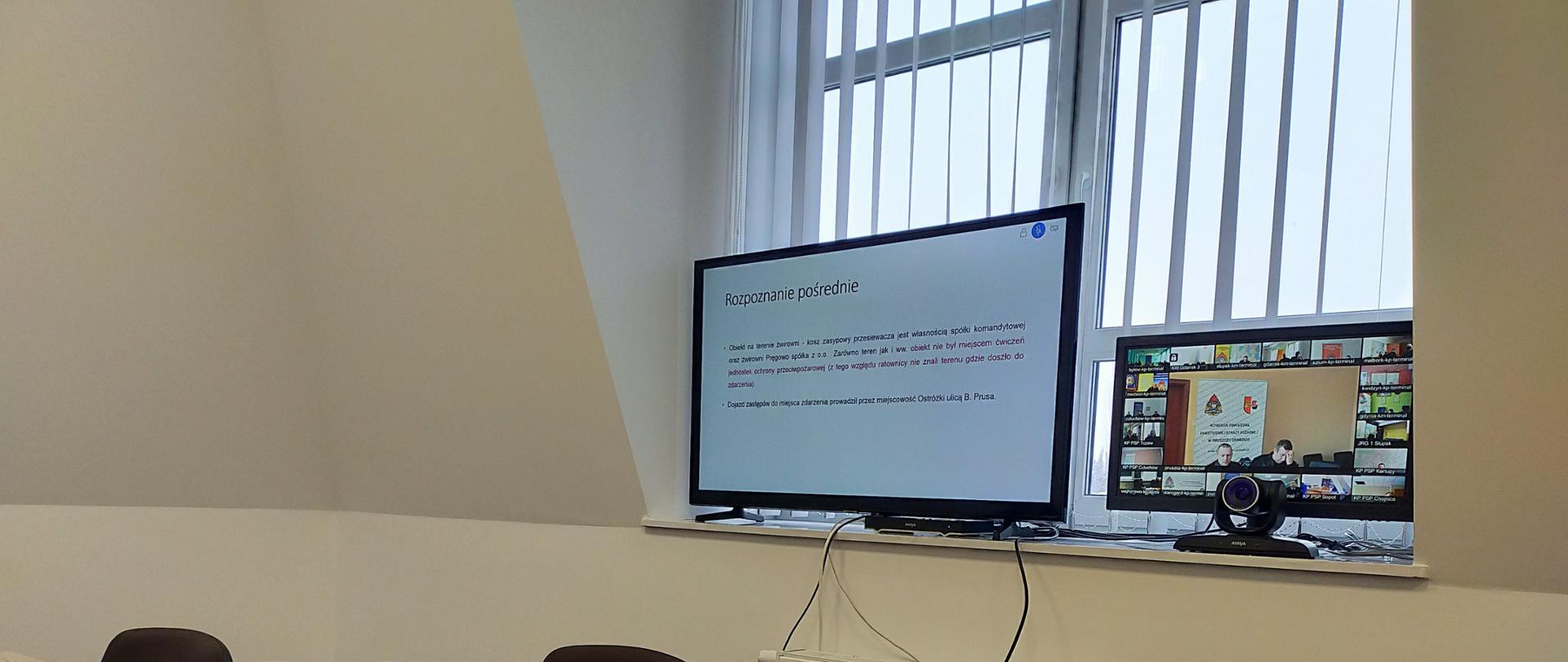 Zdjęcie przedstawia odprawę prowadzoną za pomocą systemu wideokonferencji.