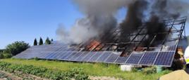 Działania strażaków w związku z pożarem paneli fotowoltaicznych 