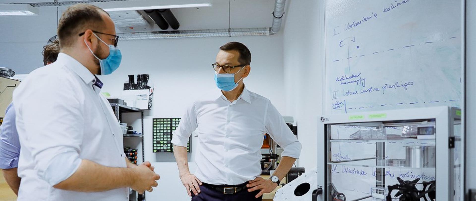 Premier rozmawia z prezesem firmy.