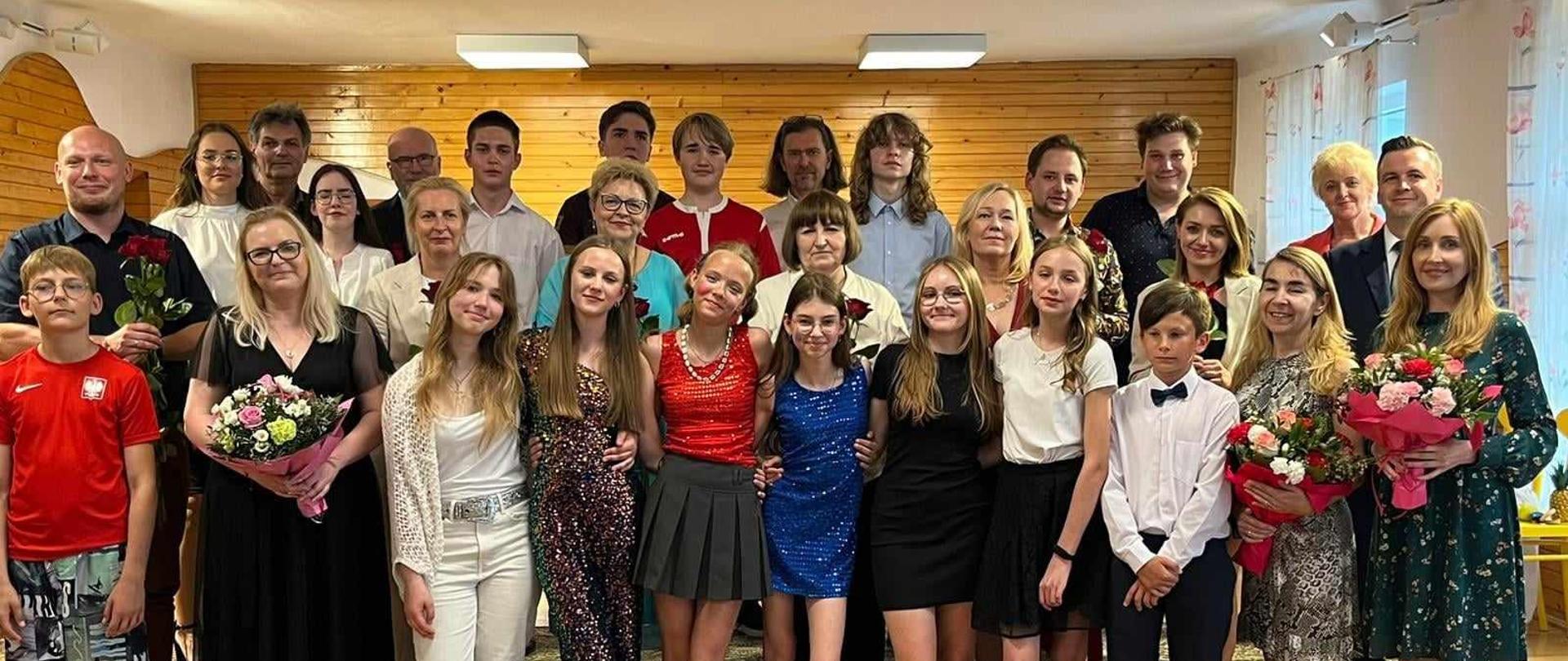 zdjęcie grupowe dyplomantów z nauczycielami