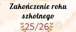 Plakat utrzymany jest w jasnej, kremowo-beżowej kolorystyce z akwarelowym tłem. W centralnej części znajduje się napis „Zakończenie roku szkolnego 25/26”, umieszczony na tle szkicu klawiatury fortepianu i nut, a w dolnej części widoczne są postacie dzieci w strojach absolwenckich trzymających dyplom. Na plakacie podano informacje o wydarzeniu organizowanym przez Państwową Szkołę Muzyczną I stopnia nr 1 w Kędzierzynie-Koźlu: zakończenie roku szkolnego odbędzie się 26 czerwca 2026 roku o godzinie 16.30 w sali koncertowej szkoły.