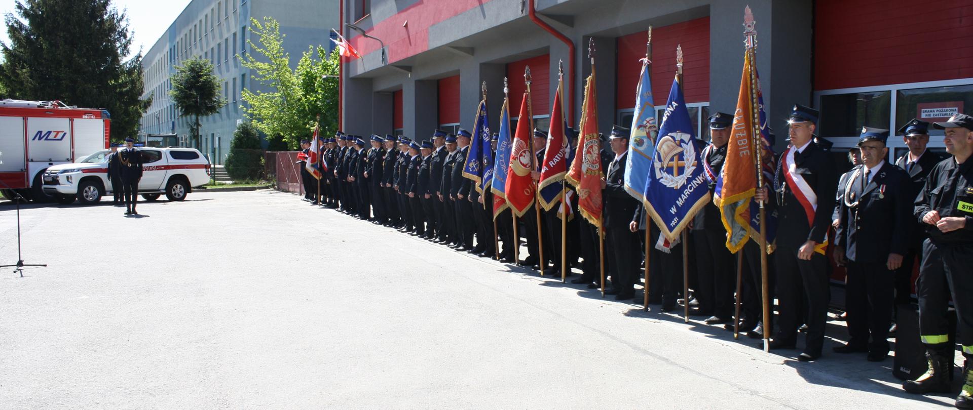 Strażacy tworzący pododdział wraz ze sztandarami OSP z terenu powiatu starachowickiego w szyku podczas uroczystości obchodów powiatowych dnia strażaka