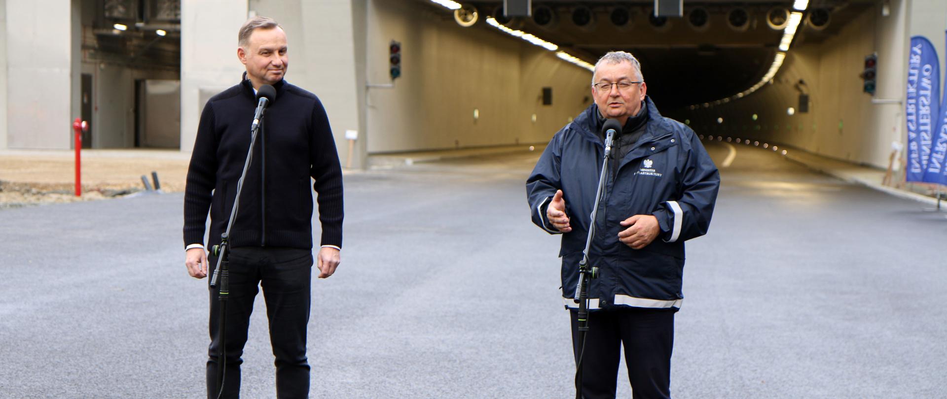 Prezydent RP Andrzej Duda i minister infrastruktury Andrzej Adamczyk podczas wizytacji tunelu drogowego pod górą Luboń Mały, który powstał w ramach realizacji odcinka drogi ekspresowej S7 Naprawa - Skomielna Biała