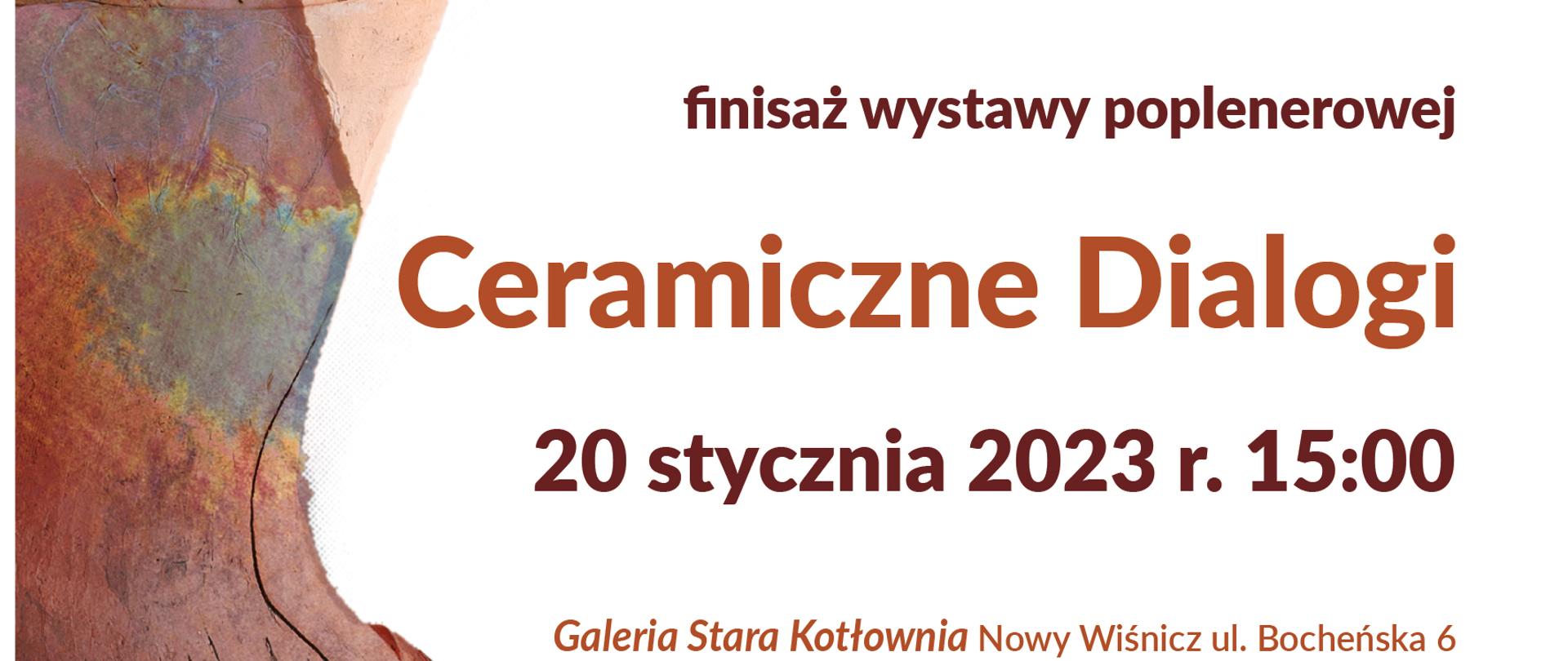 Grafika na białym tle: z lewej stylizowane, brązowe popiersie w widocznym otwartym sercem. Na środku i z prawej niebieski napis:
Dyrekcja Państwowego Liceum Sztuk Plastycznych im. Jana Matejki w Nowym Wiśniczu oraz uczestnicy XIV Ogólnopolskiego Pleneru Ceramicznego dla nauczycieli szkół plastycznych serdecznie zapraszają na finisaż wystawy poplenerowej Ceramiczne Dialogi 20 stycznia 2023 r., 15:00, Galeria Stara Kotłownia, Nowy Wiśnicz, ul. Bocheńska 6. Wystawa dostępna dla zwiedzających od 9 stycznia 2023 r. w godzinach pracy szkoły.
Poniżej loga organizatorów: PLSP w Nowym Wiśniczu i CEA
