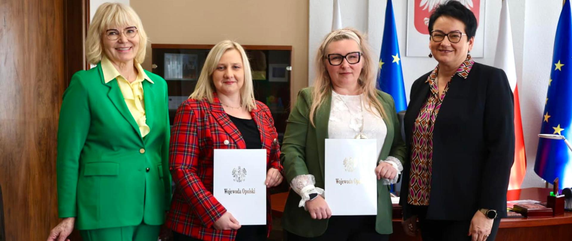 Wojewoda Opolski Monika Jurek, Dyrektor Wydziału Zdrowia Mirosława Kwatek - Hoffman oraz nowo powołane konsultantki wojewódzkie. 