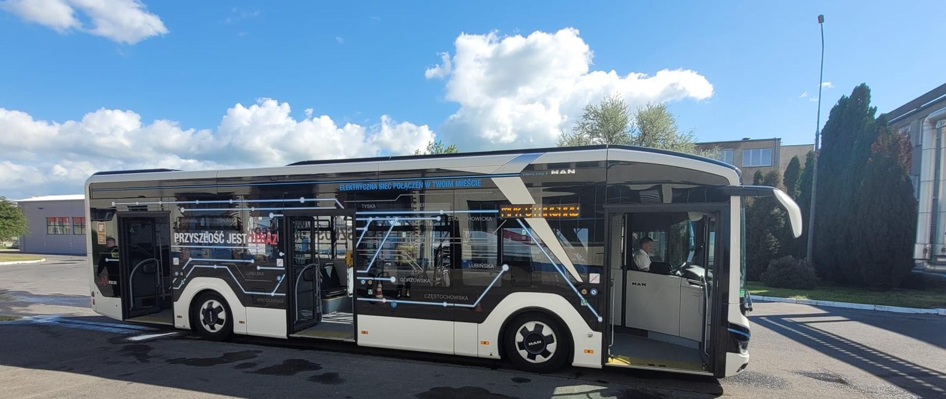 biały autobus z otwartymi drzwiami