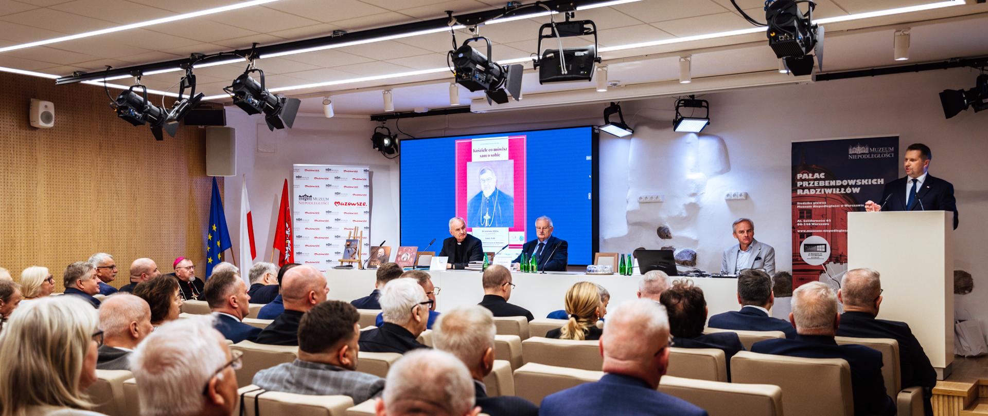 Na zdjęciu widać kobiety i mężczyzn