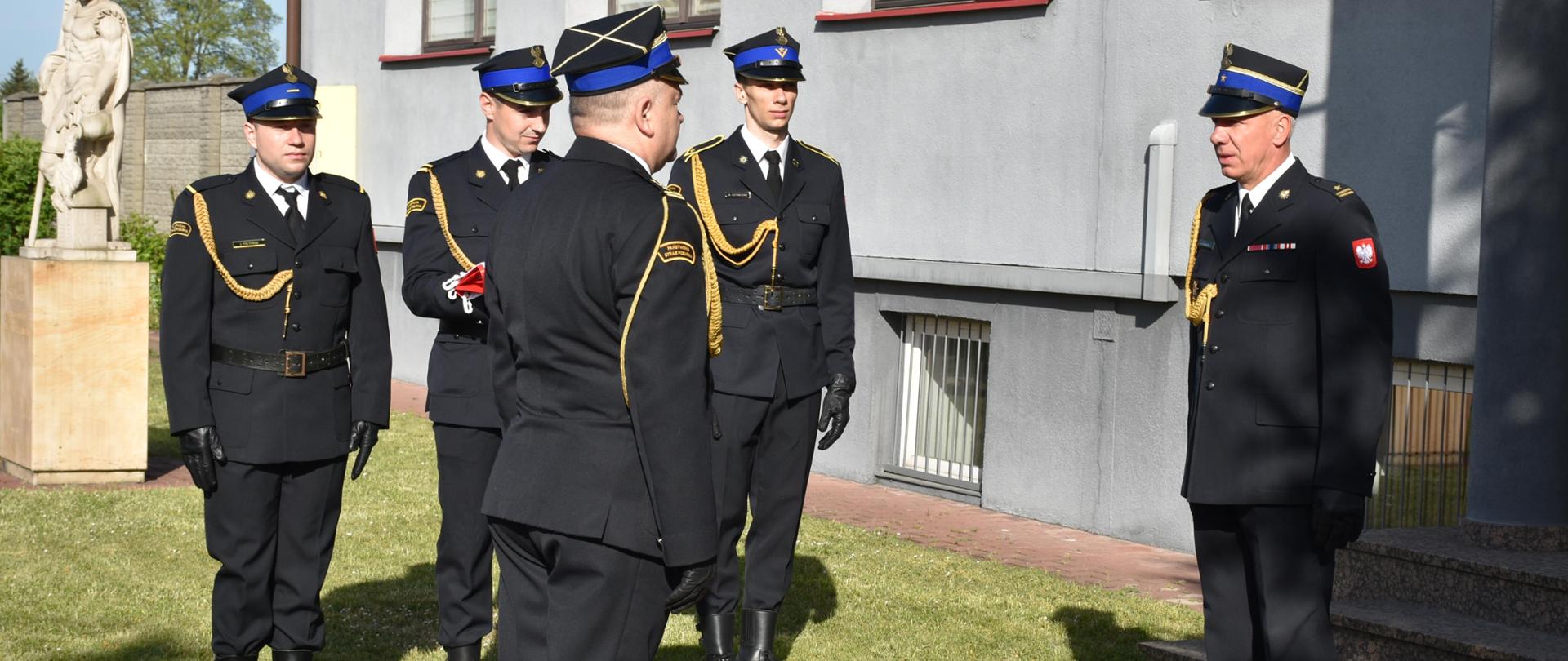 Zdjęcie obrazuje dowódcę uroczystości który składa meldunek Zastępcy Komenda Powiatowego PSP w Skarżysku-Kamiennej na okoliczność rozpoczęcia uroczystości związanej z podniesieniem flagi państwowej.